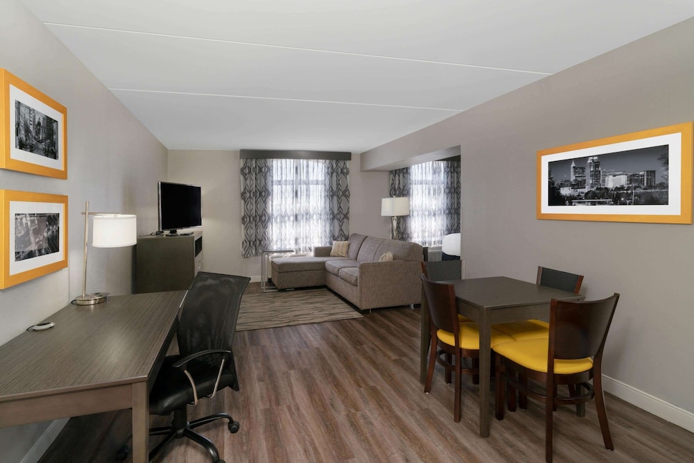 La Quinta Inn and Suites by Wyndham Raleigh Downtown North 31/47
