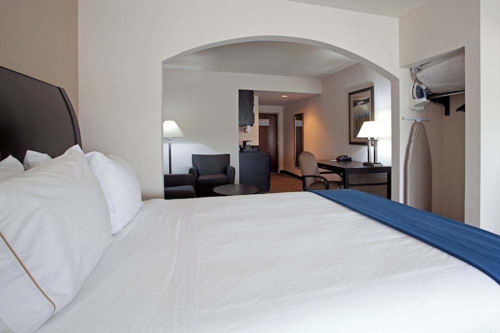 Holiday Inn Express & Suites Hope Mills Fayetteville Airport 16/37