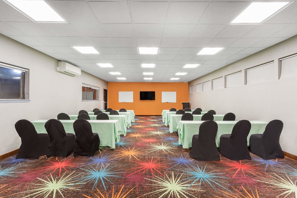 Days Inn by Wyndham Woodbury Long Island 20/23
