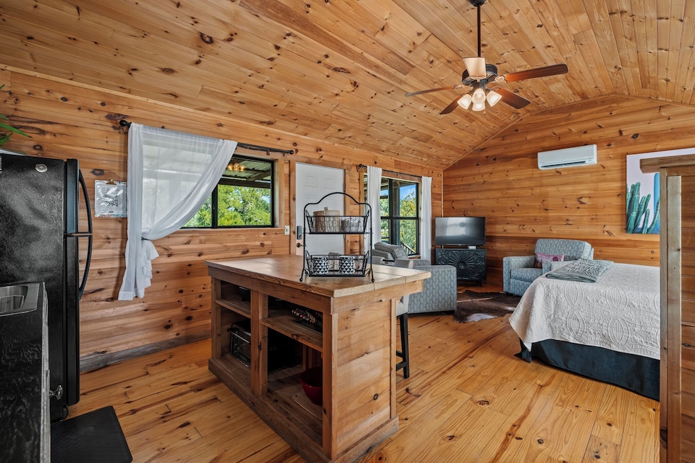 Luxury, Cabin, King Bed, Hill View, Hot Tub، City on a Hill at Spring Creek 5/7
