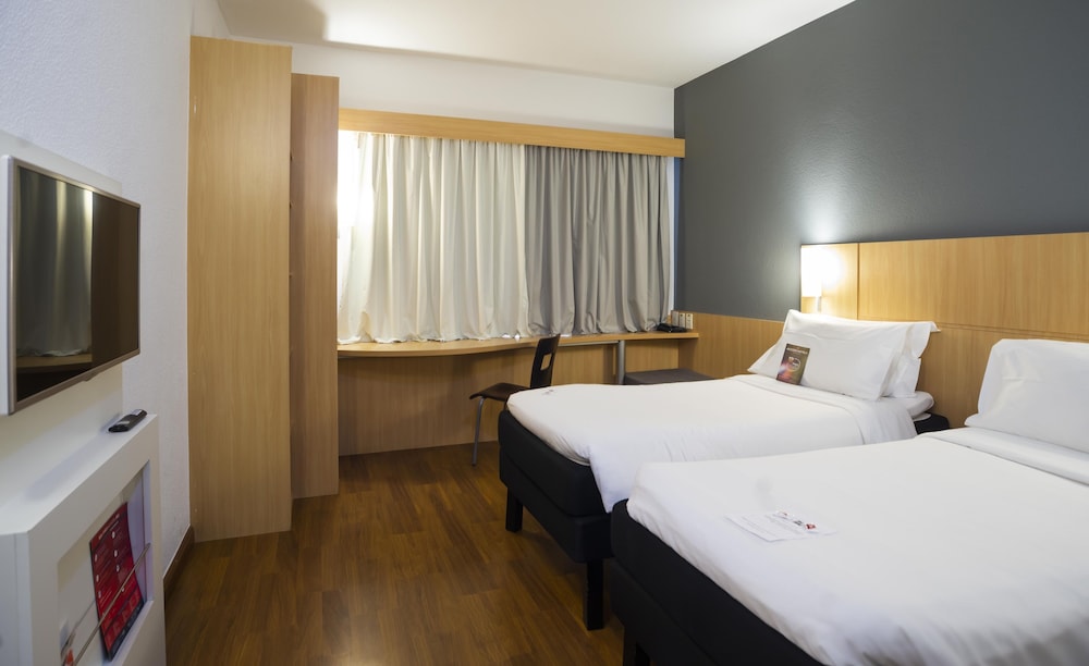 Ibis Vitoria Praia Do Canto 33/75