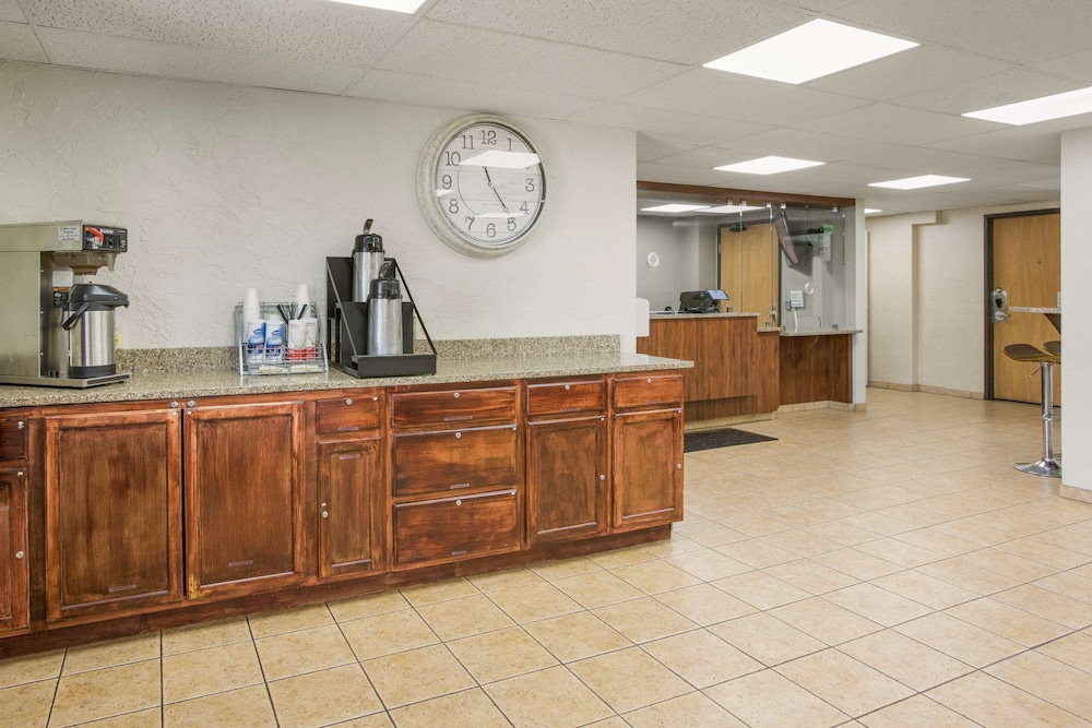 Rodeway Inn & Suites Grand Rapids Southeast 7/39