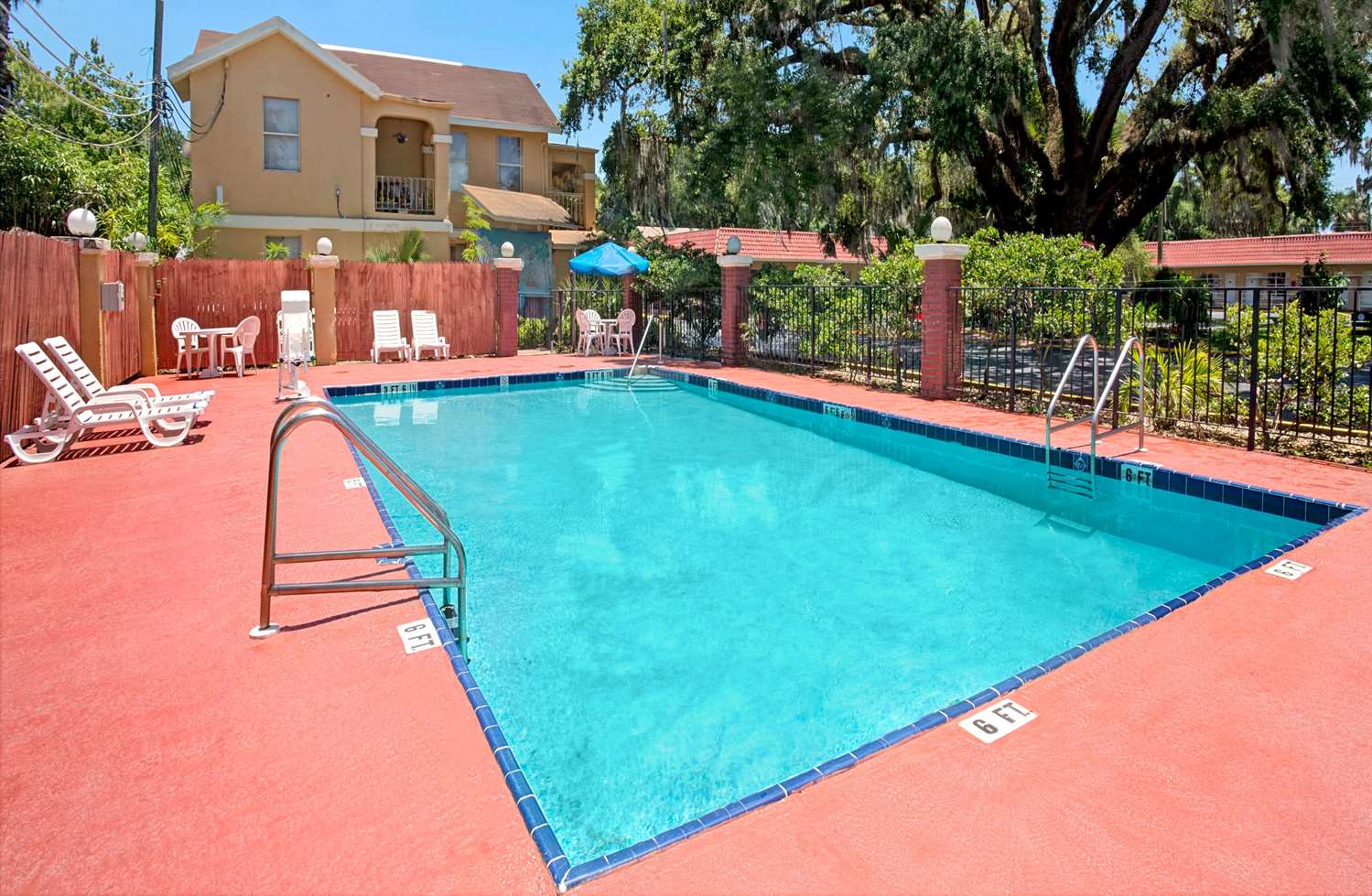 Villa 1565 (ex Howard Johnson Express Inn) 37/39