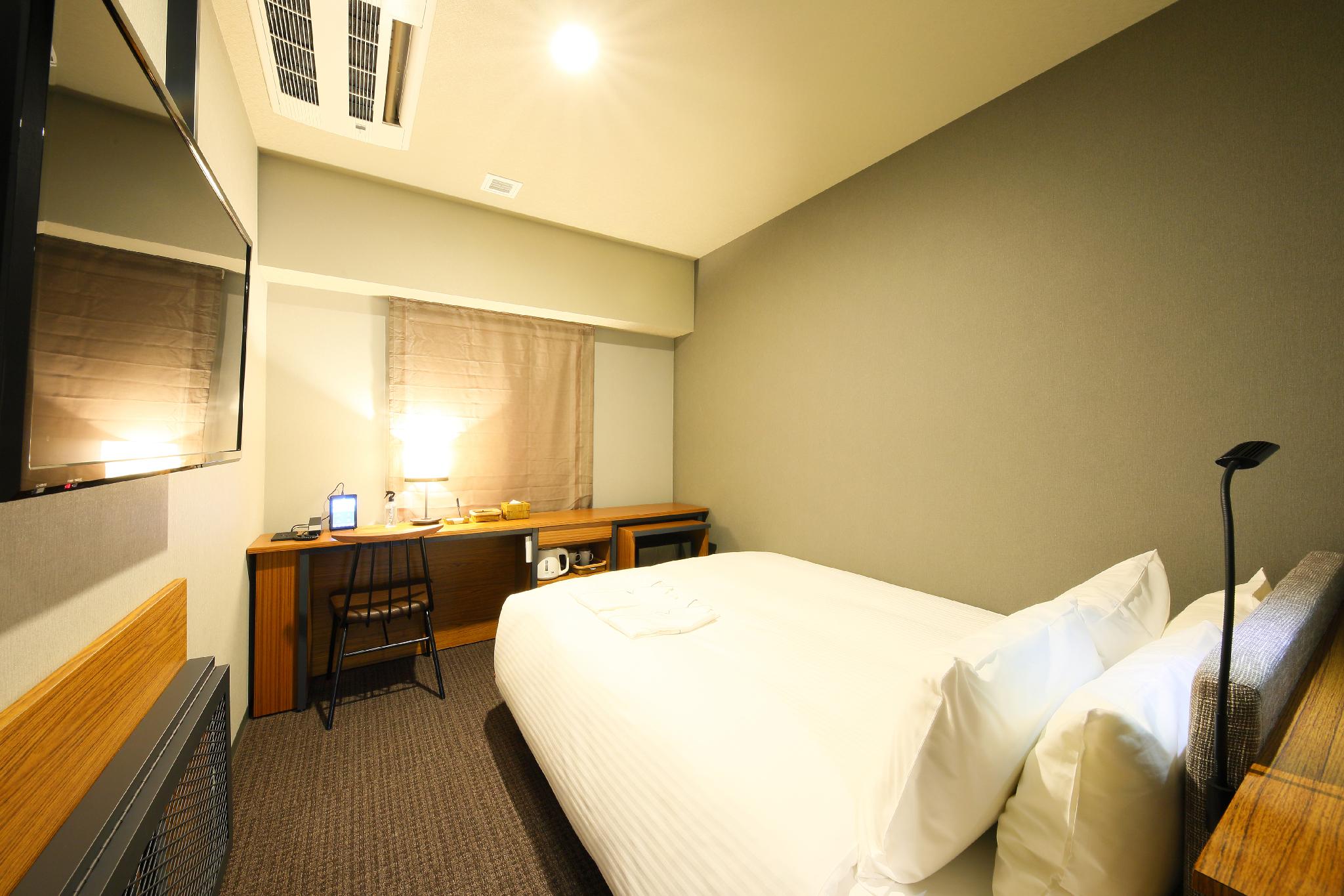 ROOM, DOUBLE BED
