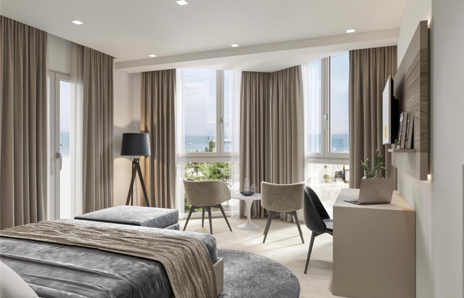 غرفة كومفورت بسريرين منفصلين وسرير كوين بشرفة