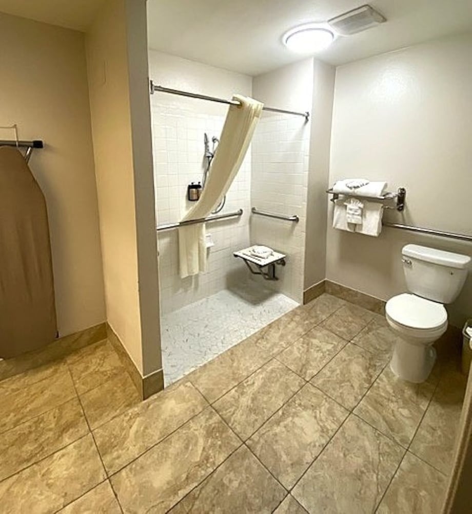 2 Bedrooms, Family Suite, Bunk Bed, 2 Queen Beds, 2 Bathrooms, Accessible