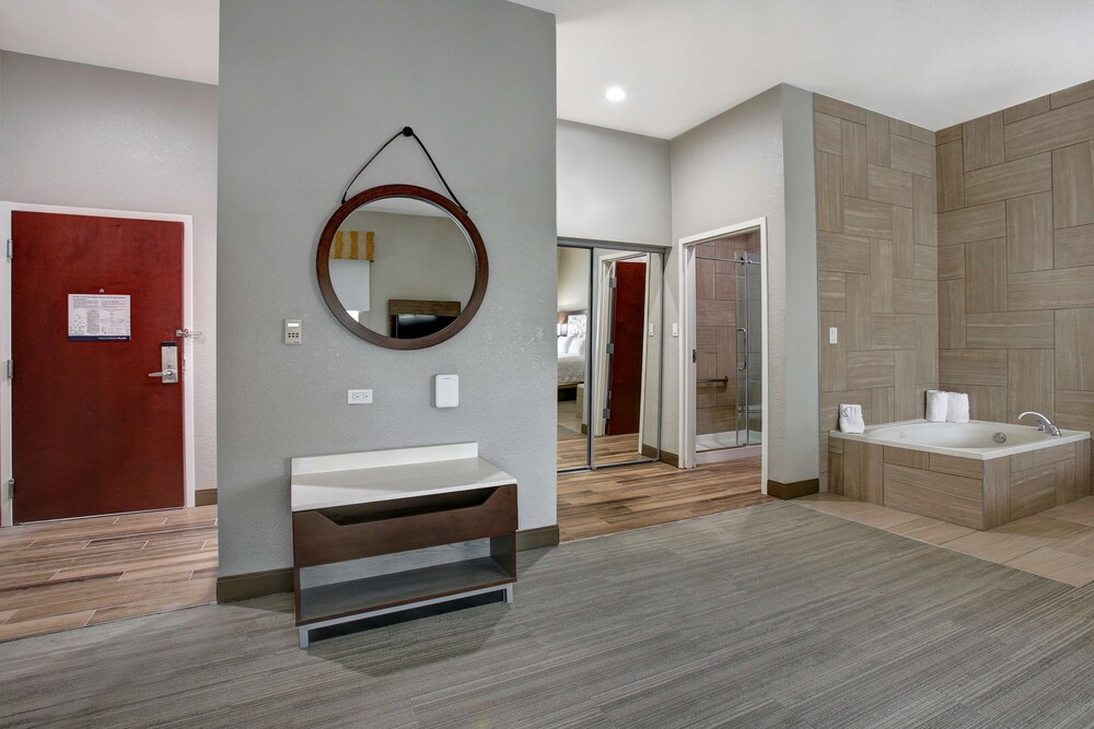 Hampton Inn and Suites Dallas-Desoto 37/57