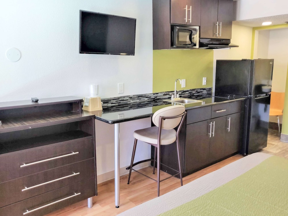 Studio6 Fresno, CA - Extended Stay 24/37