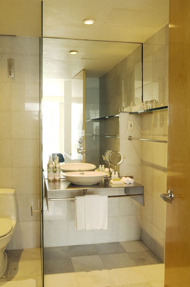 غرفة سوبيريور بسرير كوين، Habita, Mexico City, a Member of Design Hotels 2/2
