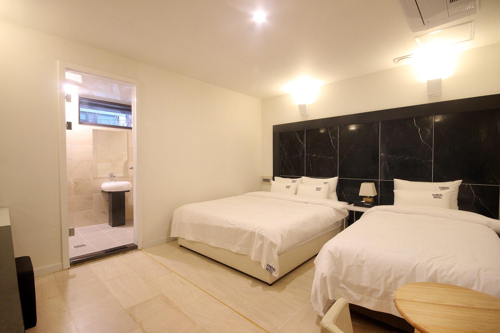 ROOM, TWIN BEDS