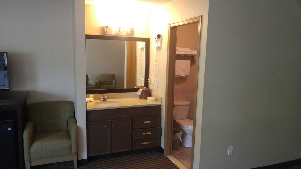 Ramada by Wyndham Abbotsford 24/24