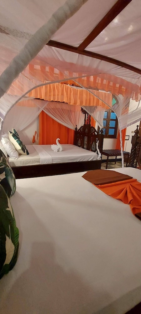TAUSI PALACE HOTEL 90/90