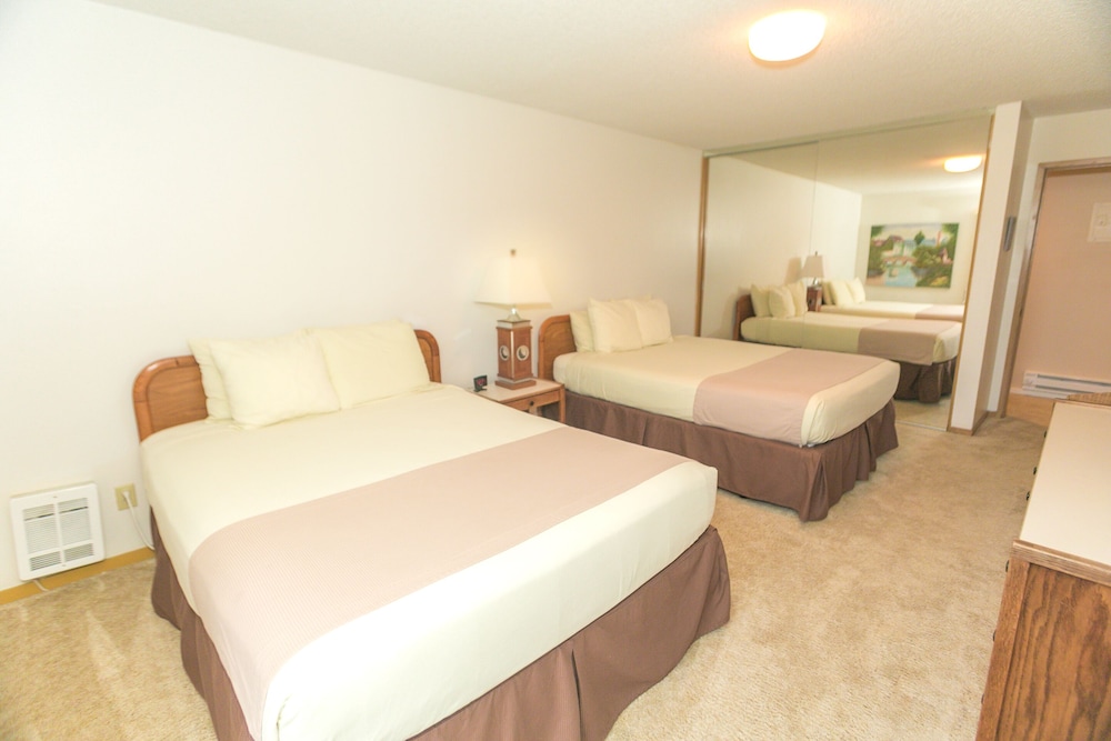 1 Bedroom, Deluxe, 2 Queen Beds, Pool View, Pool Side, Sofa