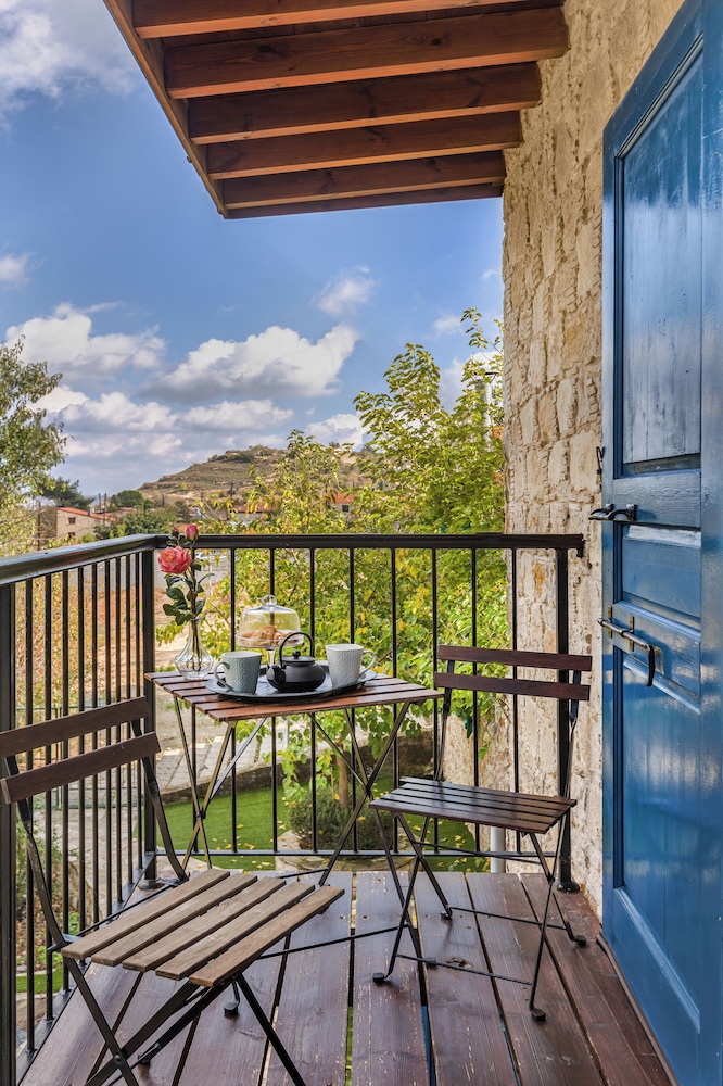 OINOESSA TRADITIONAL BOUTIQUE HOUSES 20/50