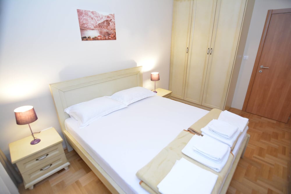 Apartments Dobrotski Dvori 9/64