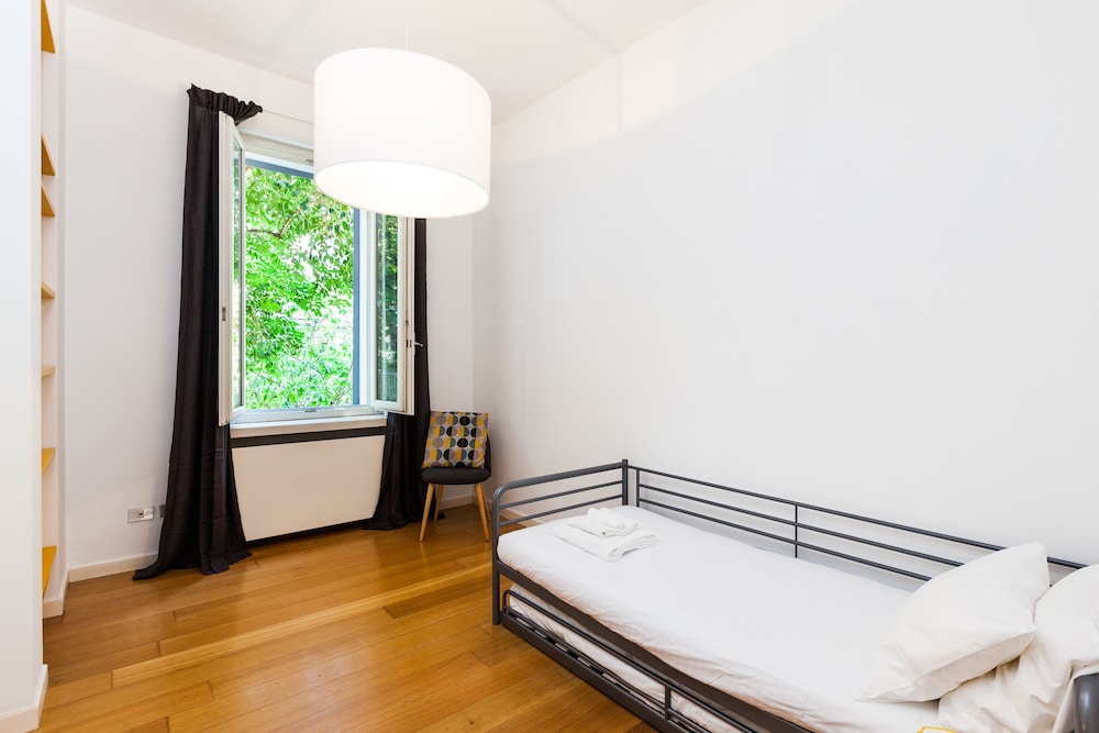 4 BEDROOMS, APARTMENT, 2 BATHROOMS