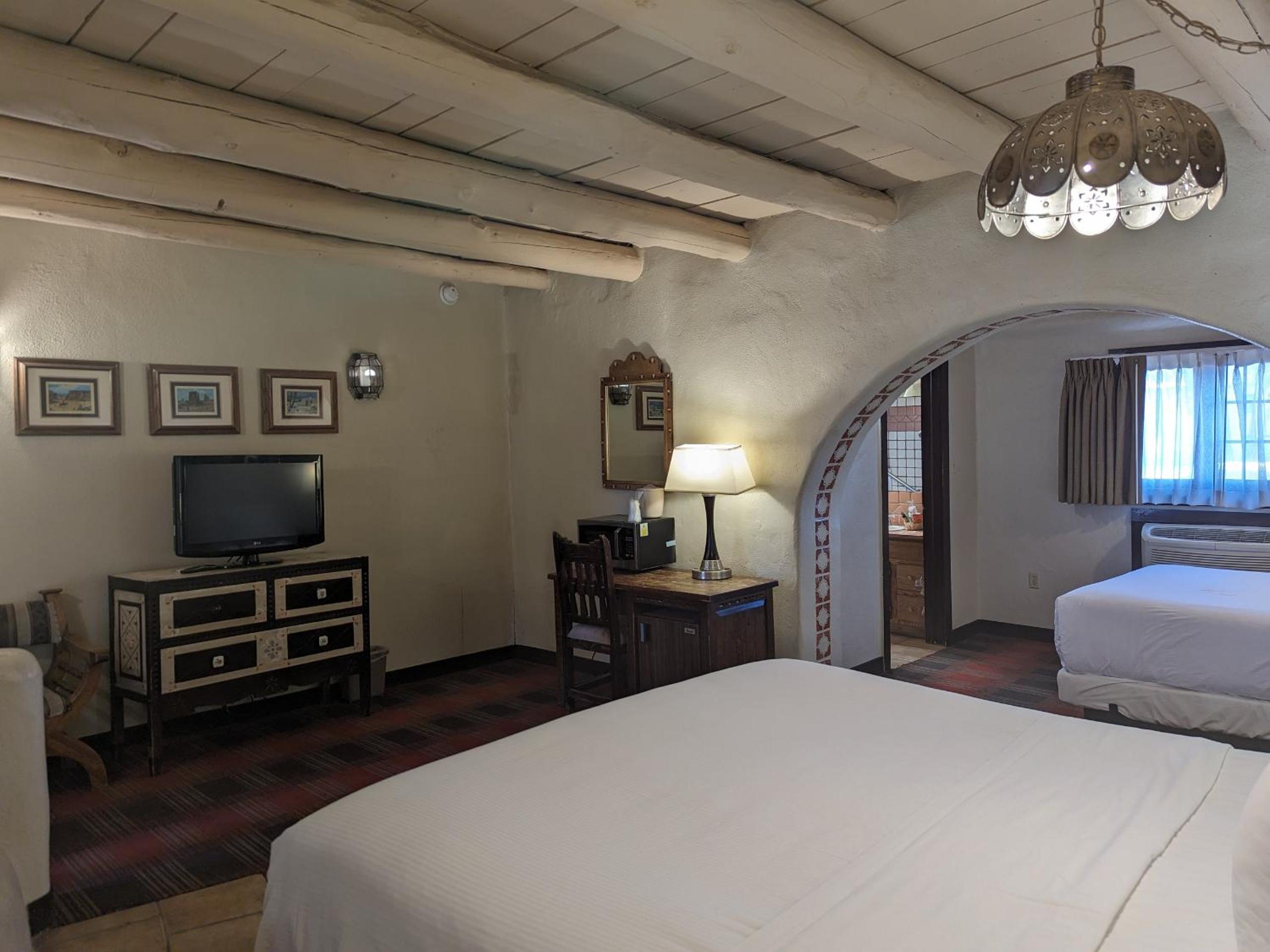 Room, Queen Bed, Sagebrush Inn Suites 3/8