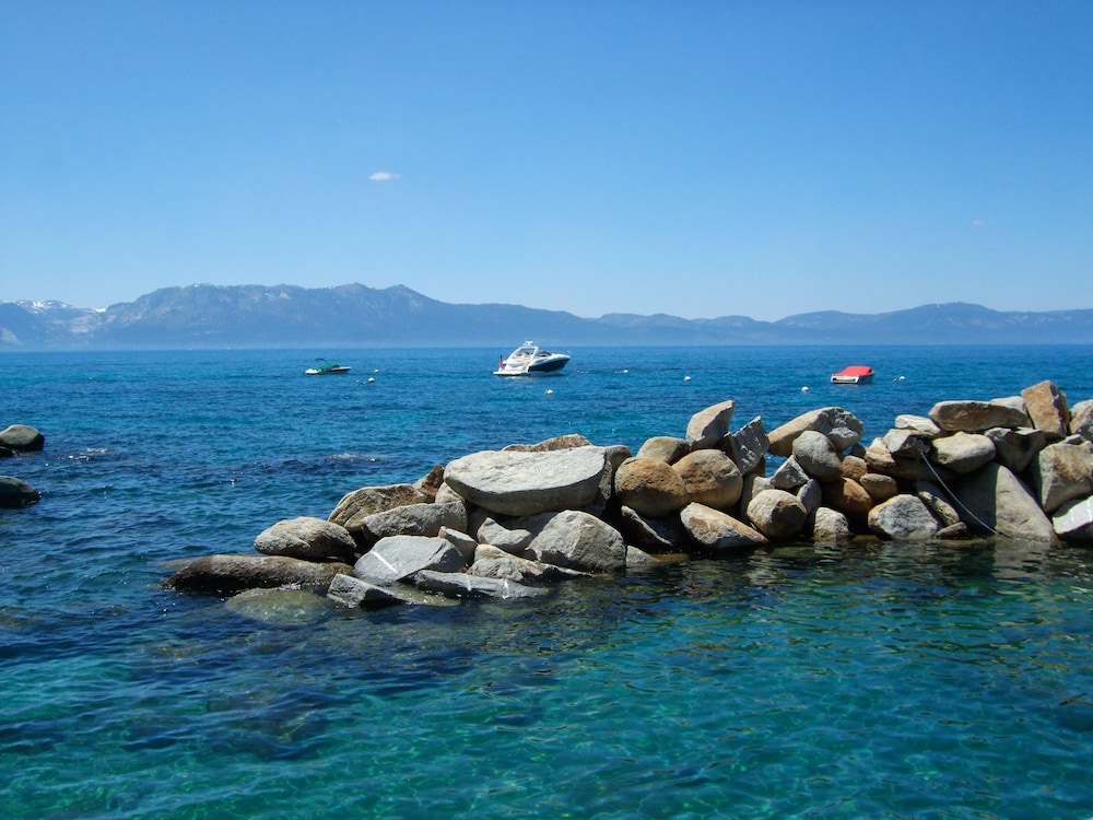 Hotel Azure Tahoe 23/39