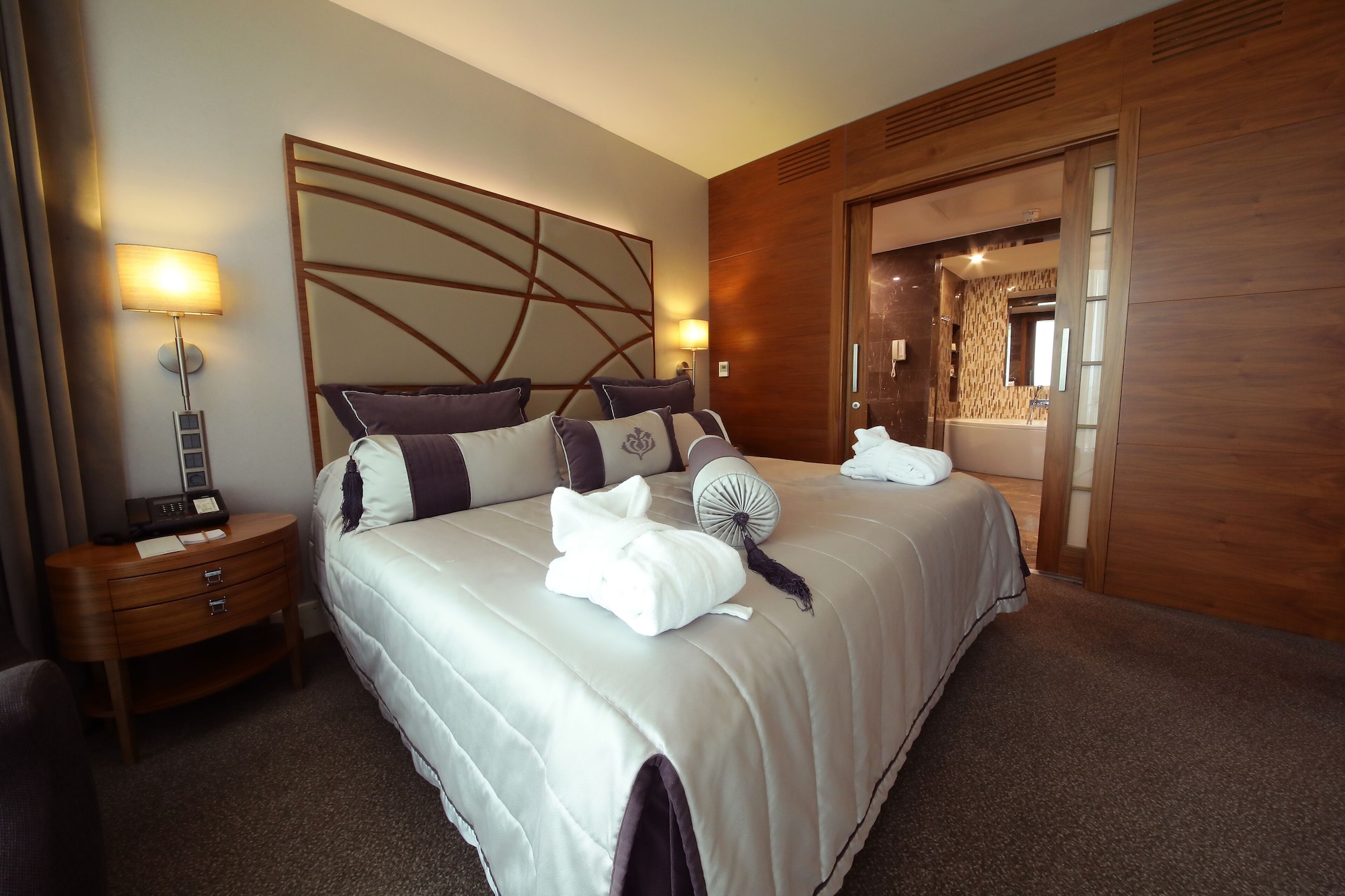 PRESIDENTIAL, SUITE, KING BED, SEA VIEW, JETTED TUB