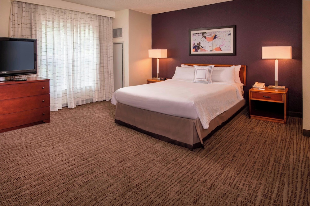جناح بسرير كوين بغرفة نوم واحدة مع أريكة لذوي الإعاقة، Residence Inn Alexandria Old Town Duke Street 2/7