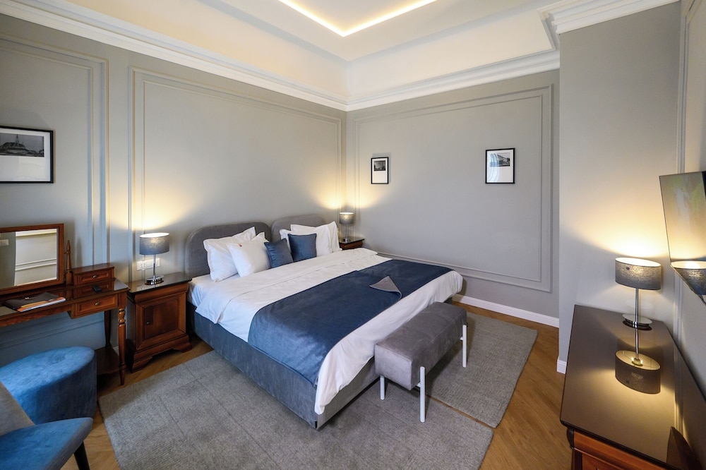 DELUXE, DOUBLE BED