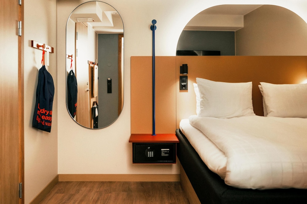 Room, Queen Bed, No Window