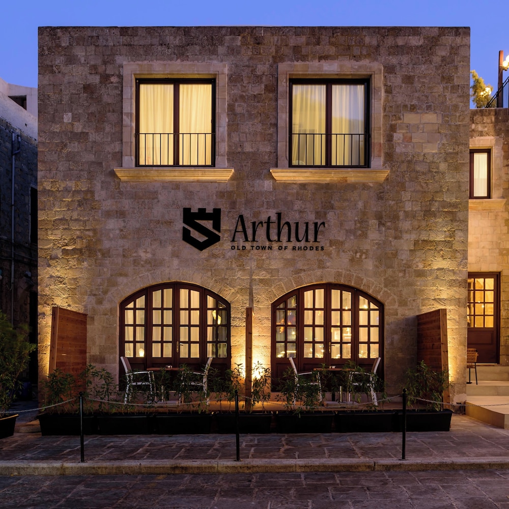 Arthur Suites 6/60