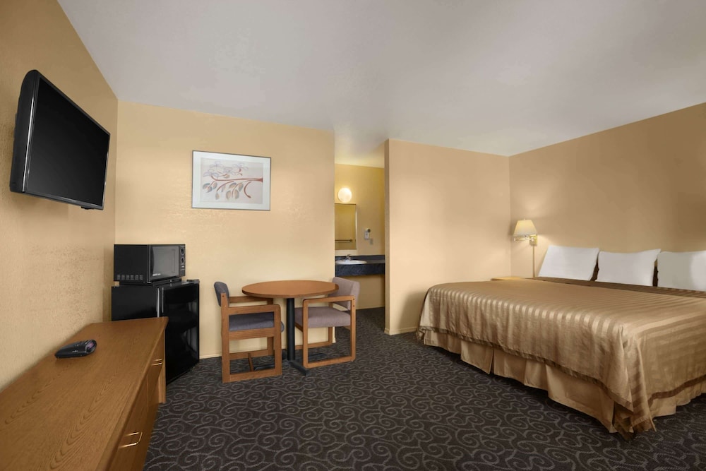 Travelodge by Wyndham Wenatchee 8/32
