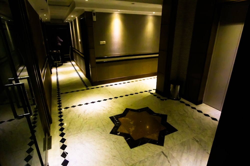 Sea Shell Hotel 30/40