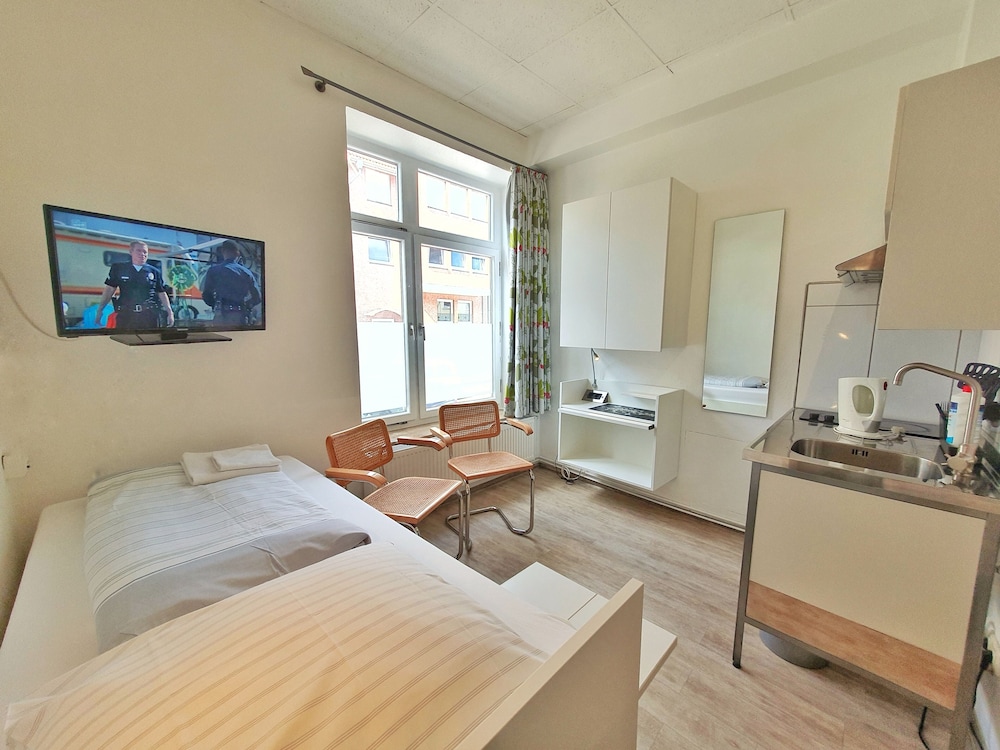 B & L Hostel 7/50