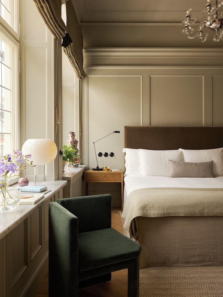 DELUXE, KING BED, GARDEN VIEW