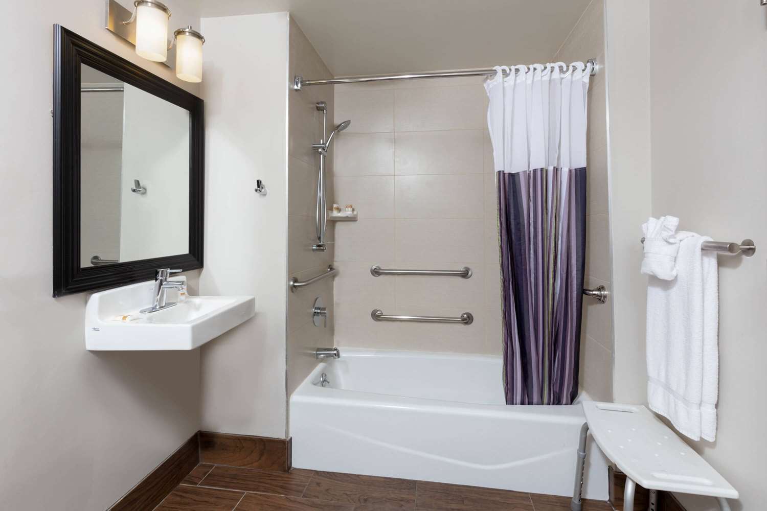 La Quinta Inn & Suites by Wyndham New York City Central Park 58/61