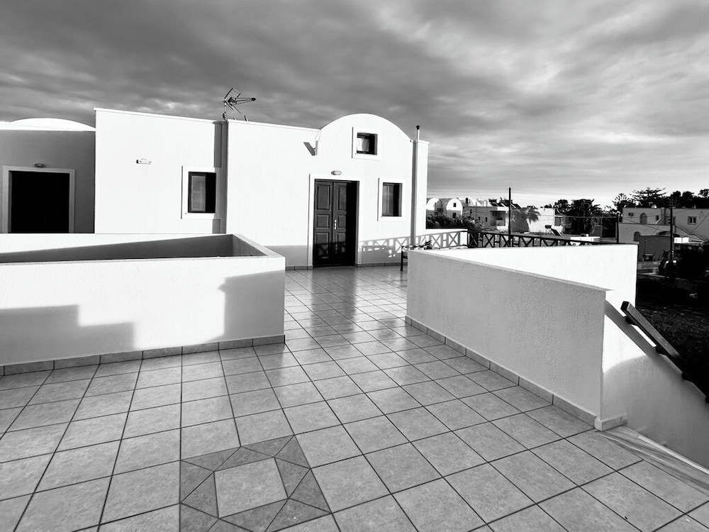 Irigeneia Hotel 10/71