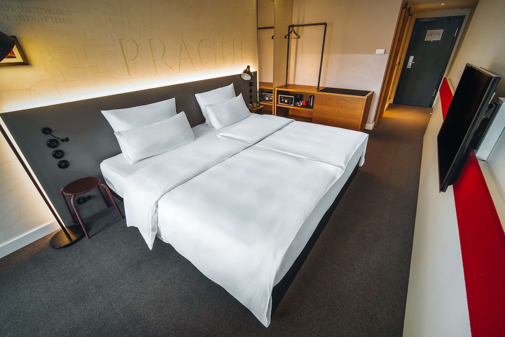 ROOM, DOUBLE OR TWIN BED