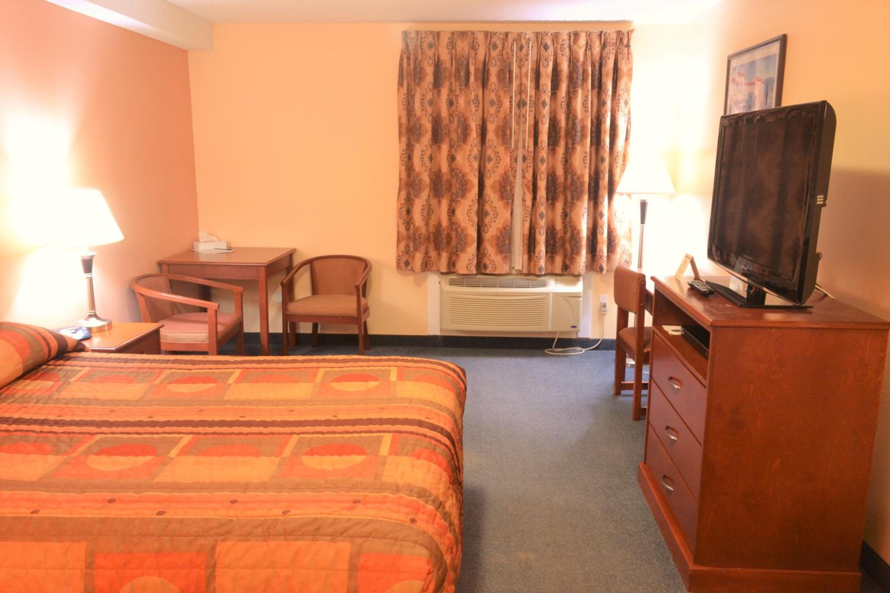 Aurora Park Inn & Suites 8/19