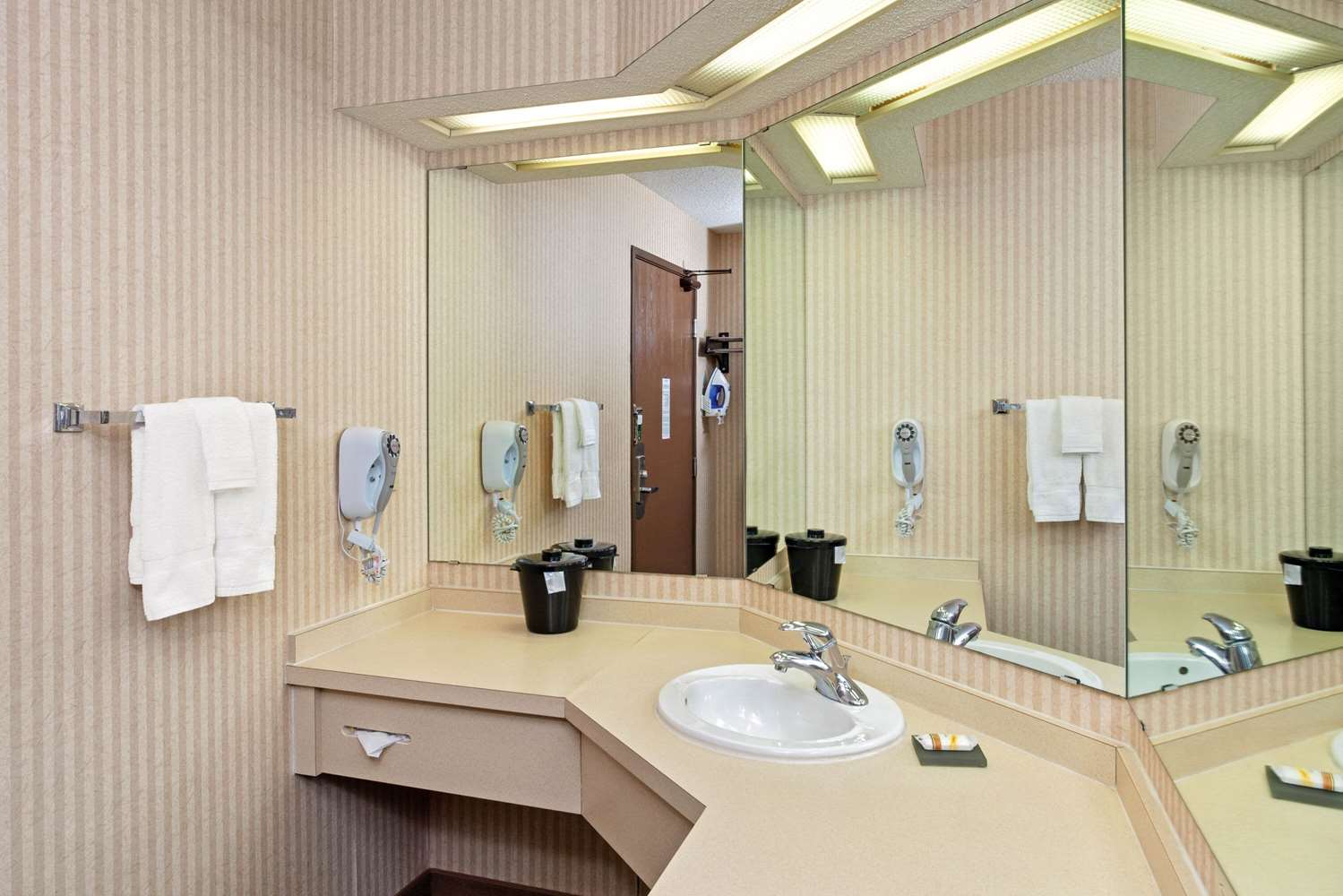 La Quinta Inn Suites By Wyndham Stevens Point 24/24