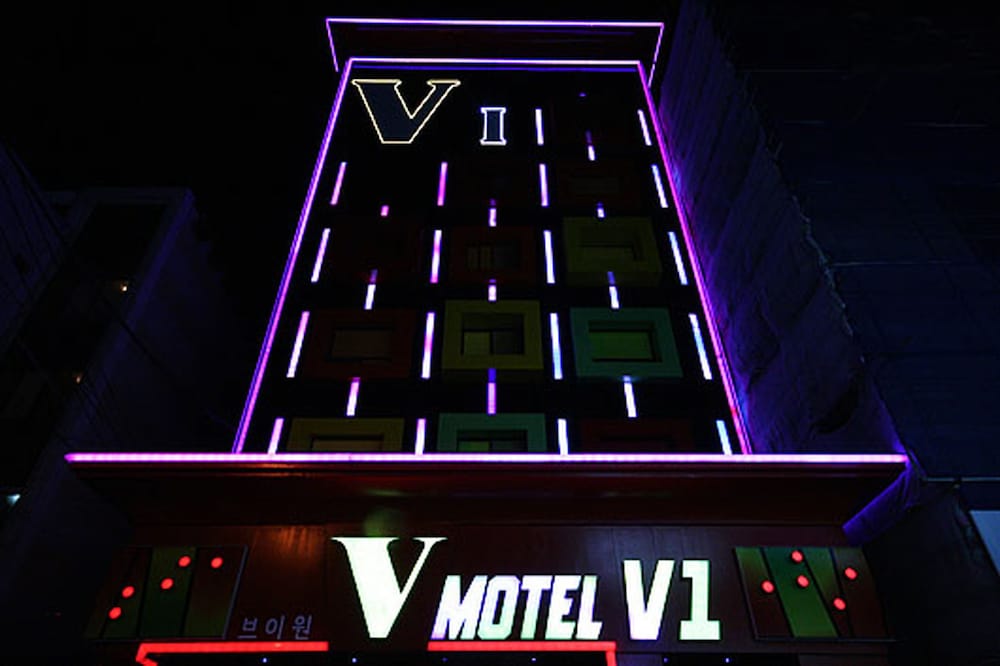 V1 Motel 3/79