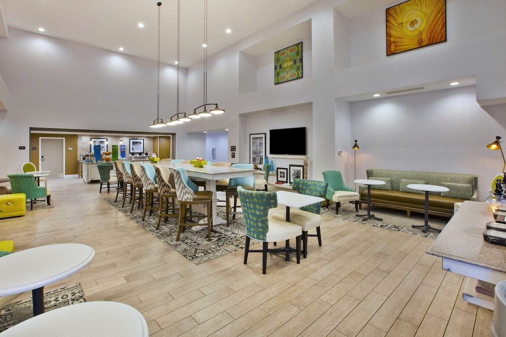 Hampton Inn & Suites Alliance 28/36