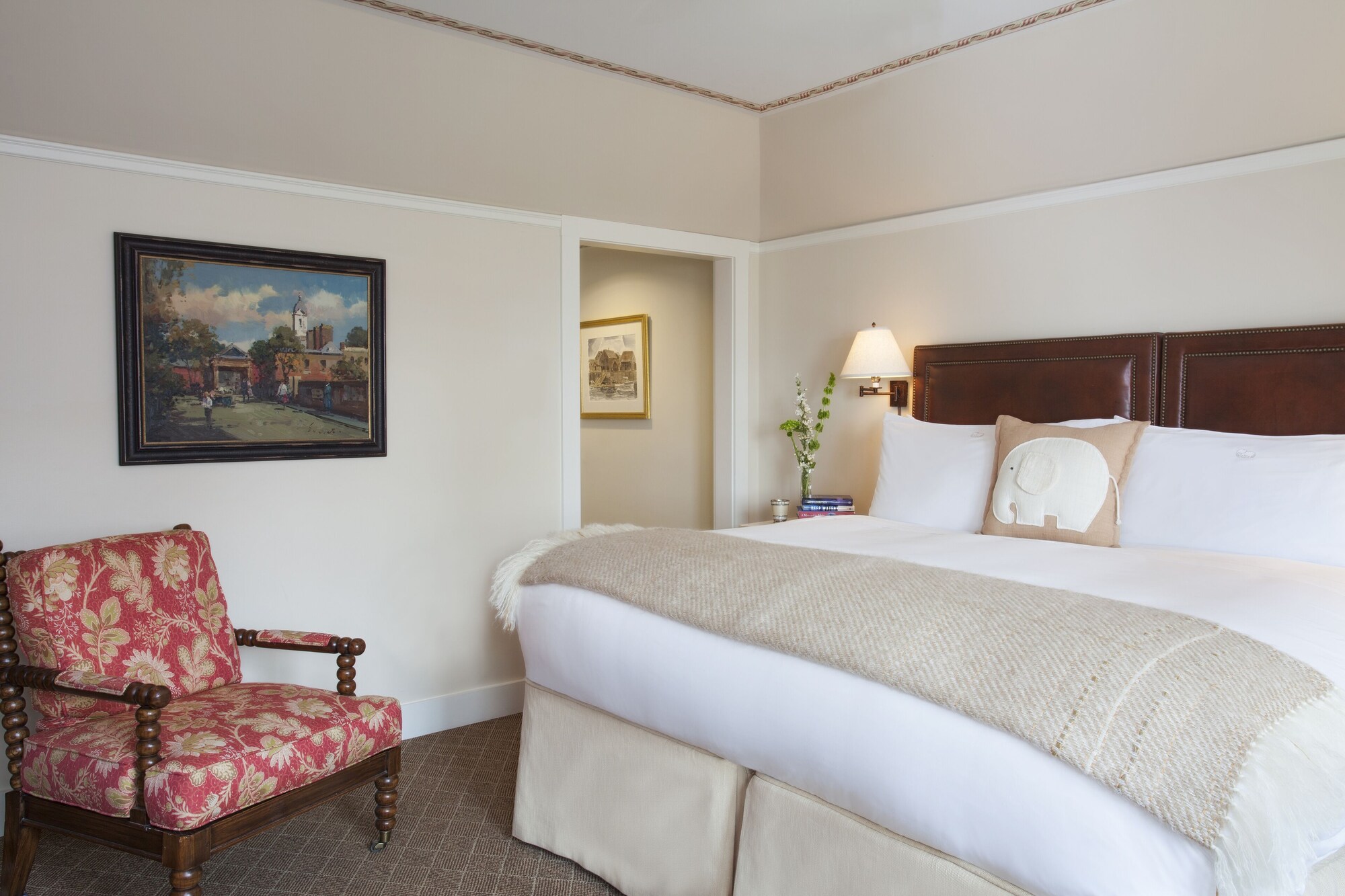 Junior Suite, King Bed, Water Street View, North Wing