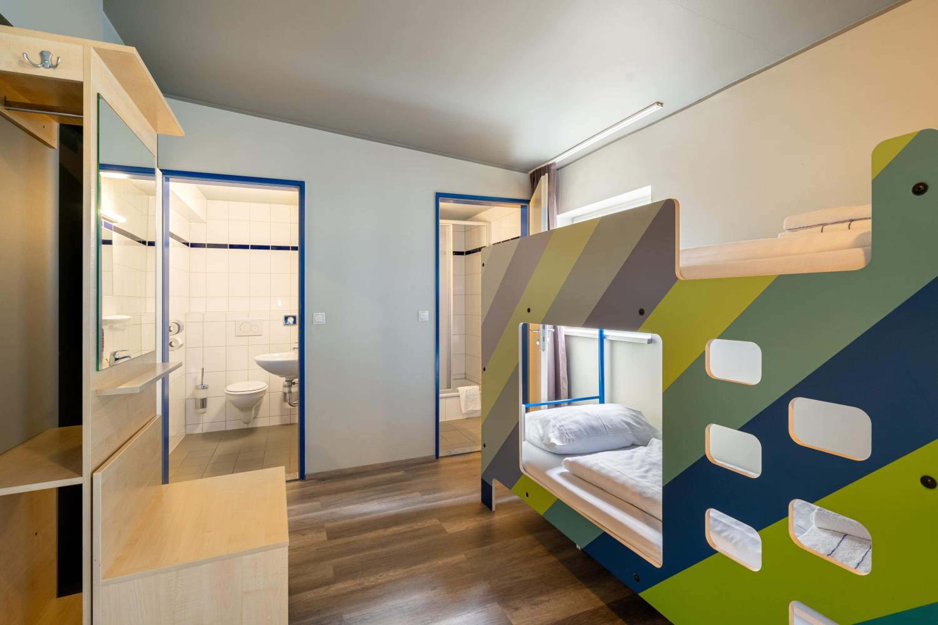 Private, 8 Beds