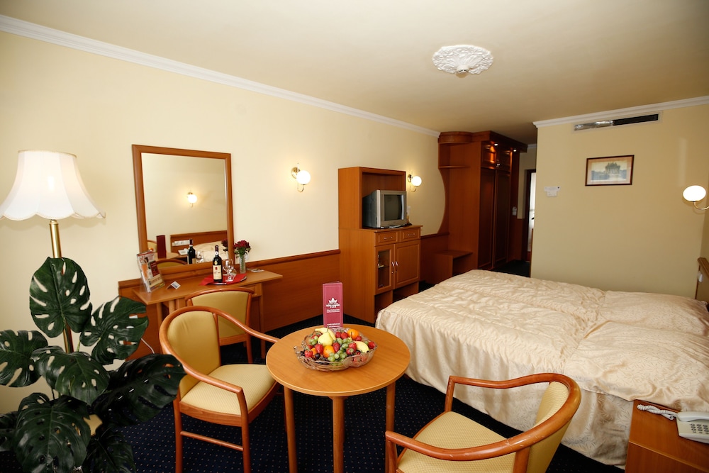 Hotel Korona Eger 24/66