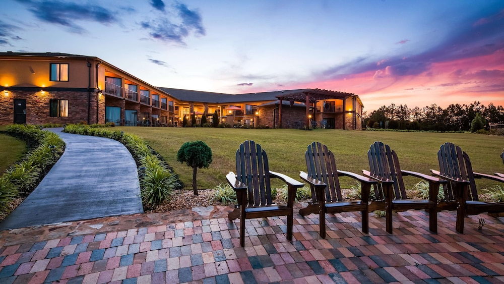 Aiden by Best Western Warm Springs Hotel and Event Center 5/44