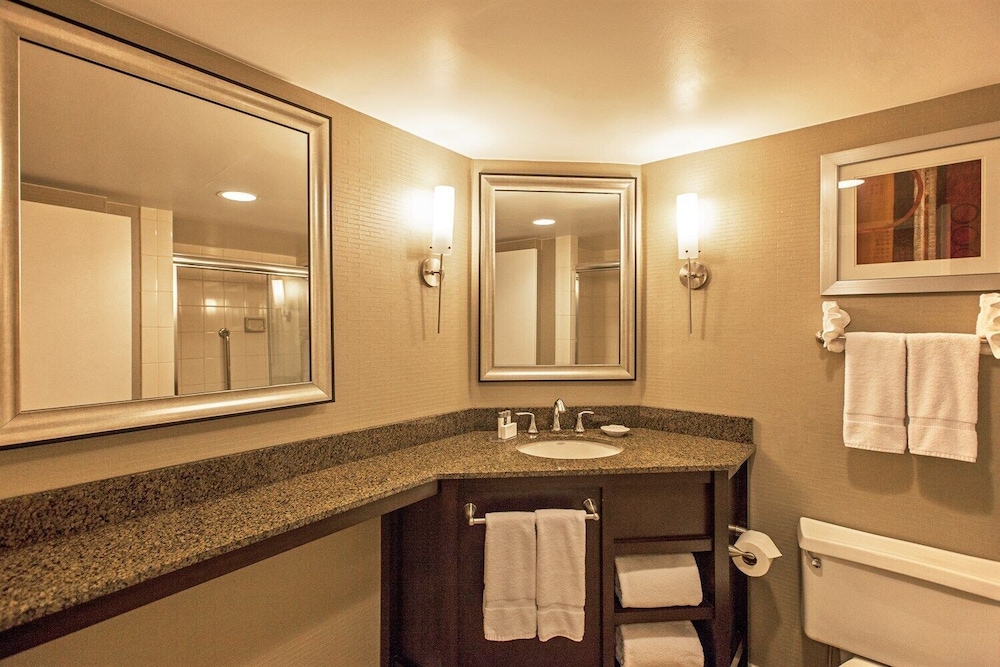 DoubleTree by Hilton New York LaGuardia Airport 16/54
