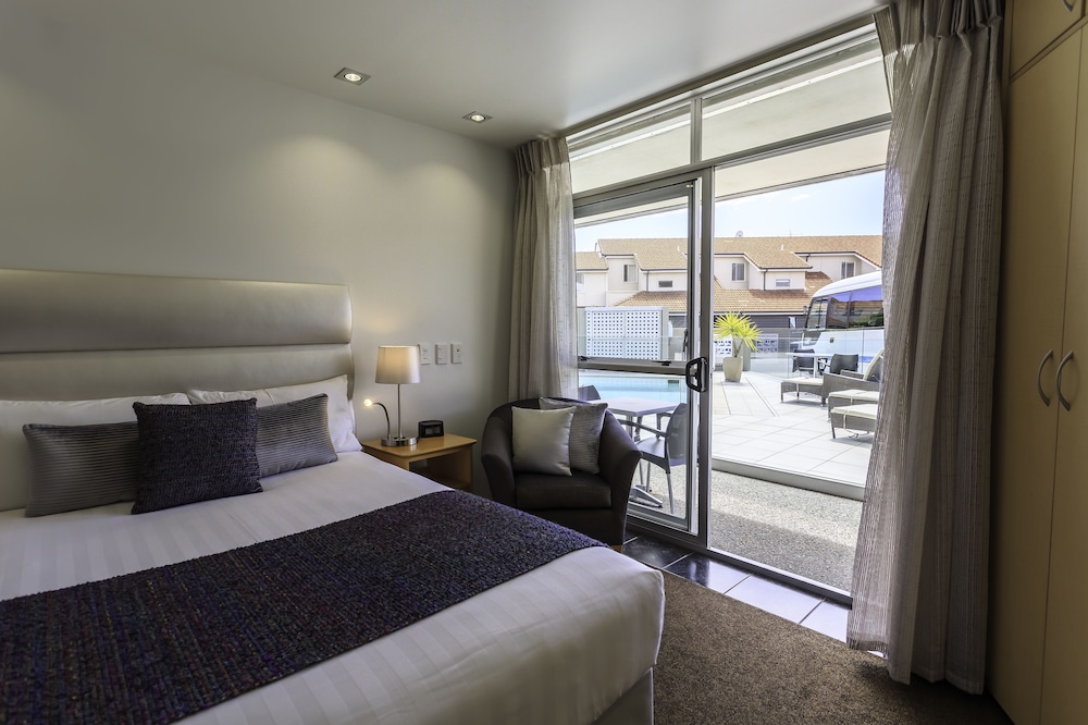 Trailways Hotel 13/70