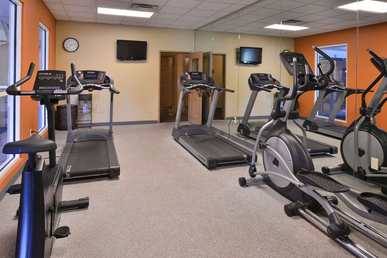 Comfort Inn & Suites Fayetteville-University Area 17/35