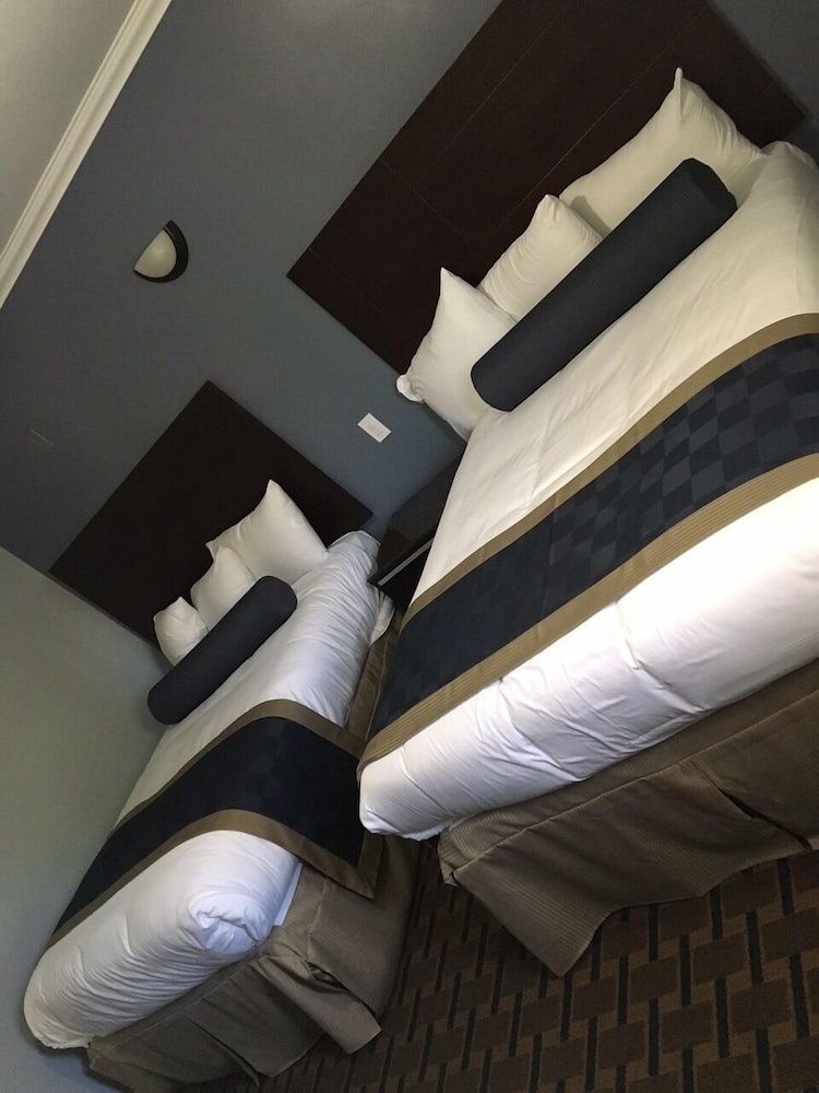 Hollywood Palms Inns & Suites 12/56