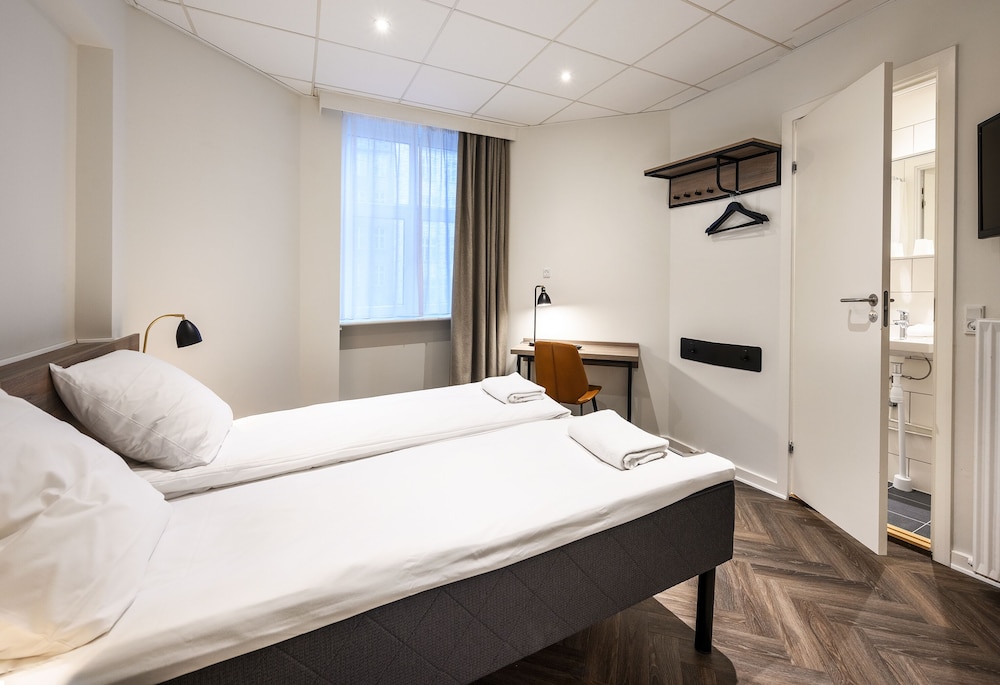 STANDARD, TWIN BEDS, PRIVATE BATHROOM