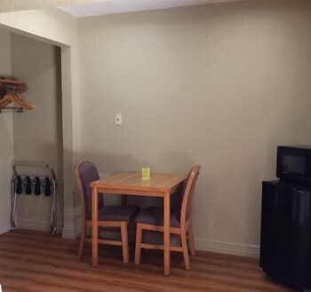Stratford House Inn and Suites 34/51