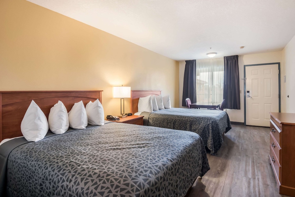 Econo Lodge Inn & Suites Lodi 18/28
