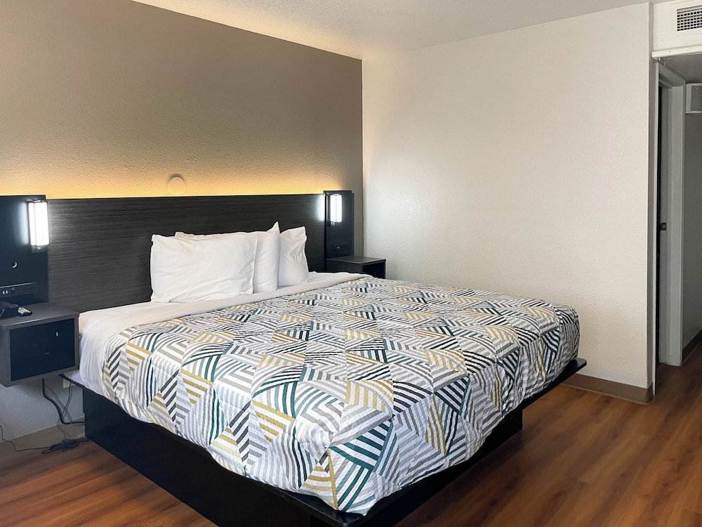 1 Queen Bed - ADA Accessible, Nsmk, Micfridge